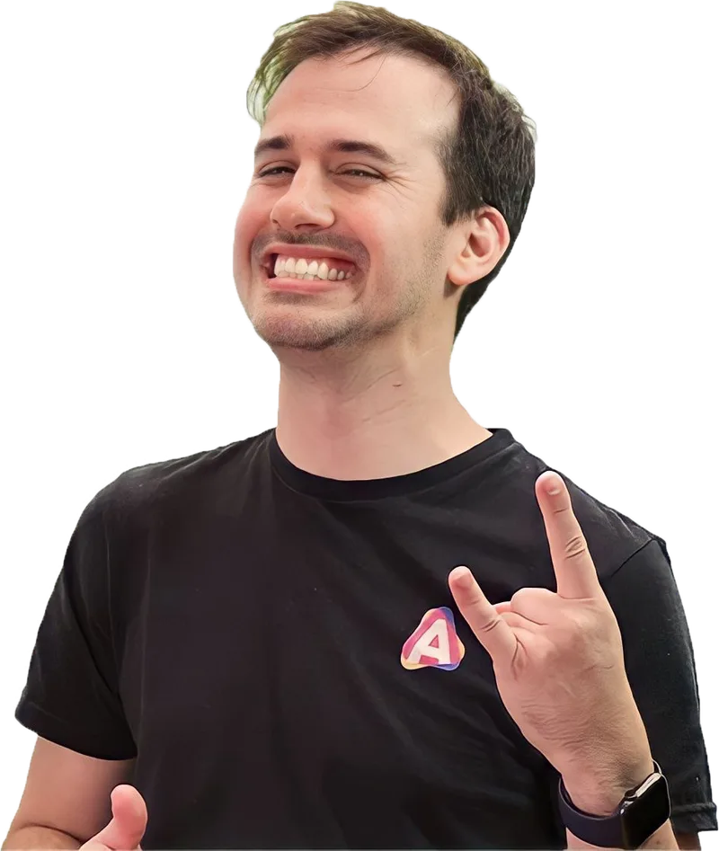 Prof. Paulo Valim sorrindo e fazendo o gesto de rock com a mão
